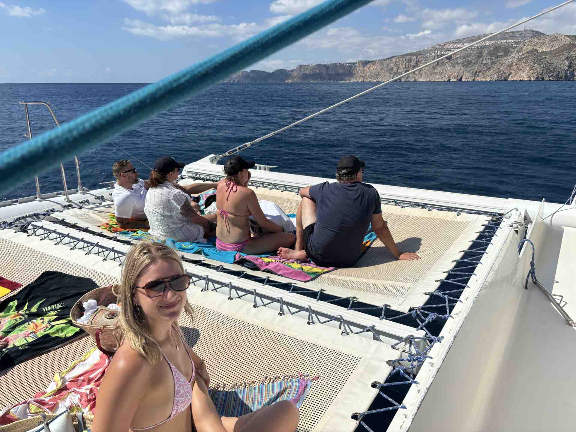 Cruceros en catamarán y rutas costeras en bici